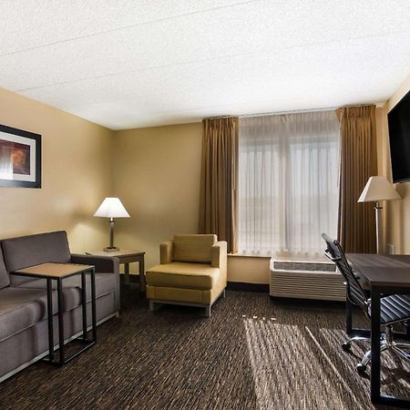 Quality Suites Milwaukee Airport Exterior photo